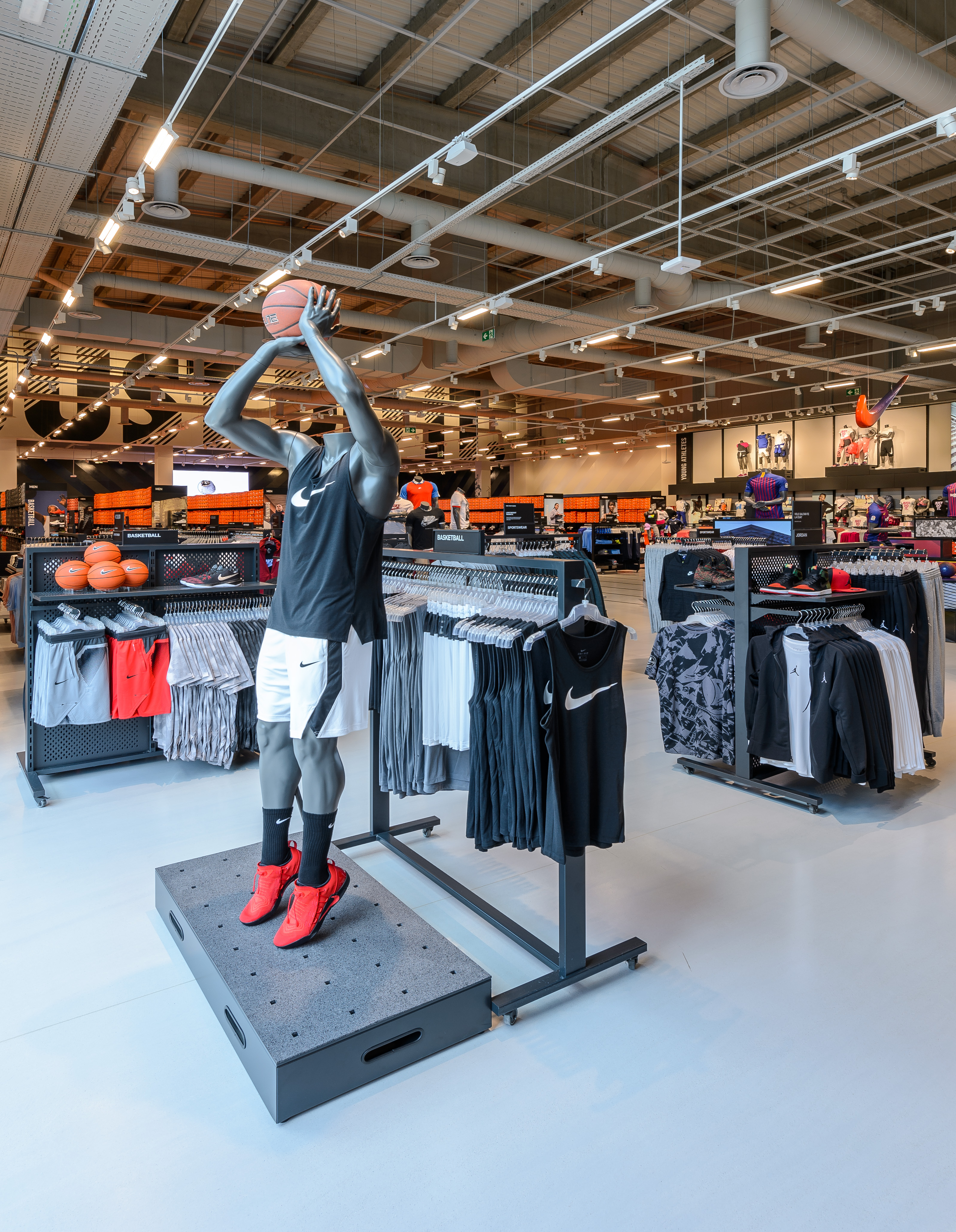 Enorme precio Ladrillo Thinking Big: Delivering Nike's largest factory store in Europe | Triplar